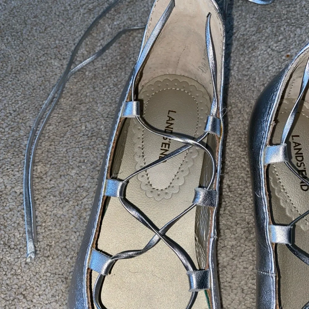 Lands' End kids Girls Size 2 Metallic‎ Silver Ballet Flats lace up - Picture 11 of 13